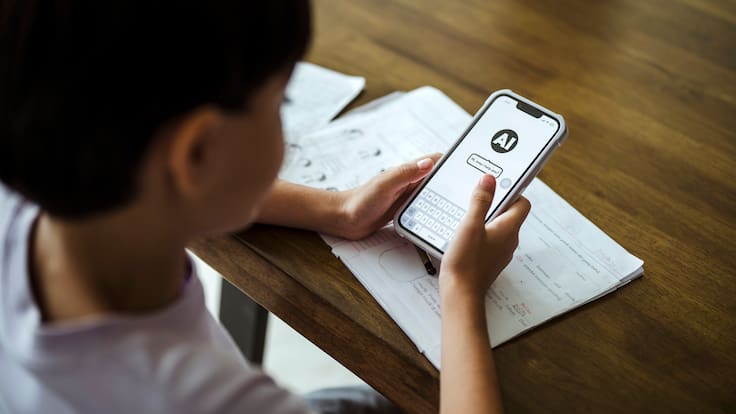 SEP publica acuerdo para regular uso de celulares en escuelas