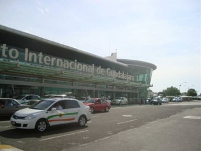 Cae sujeto con 293 mil dólares en Aeropuerto de Guadalajara