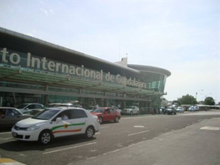 Cae sujeto con 293 mil dólares en Aeropuerto de Guadalajara