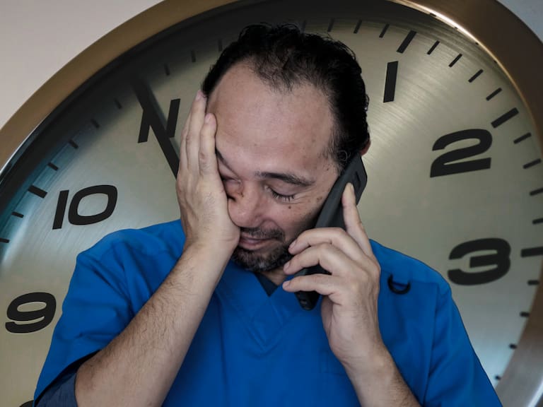 Responder mensajes o llamadas del trabajo fuera de horario podría ser considerado tiempo laboral y pagarse, según una iniciativa en el Congreso.