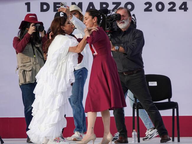 No hubo jaloneo, aclaran Sheinbaum y Brugada en el “abrazo” del Zócalo