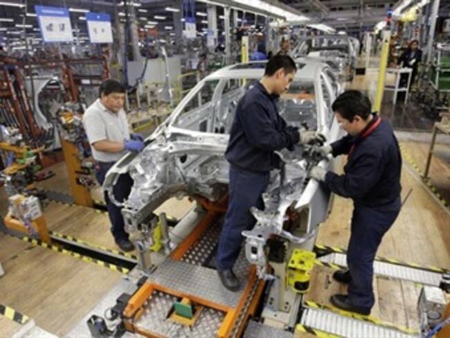 Crece 2.4% actividad económica en abril