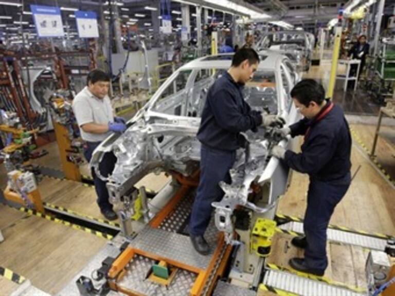 Crece 2.4% actividad económica en abril
