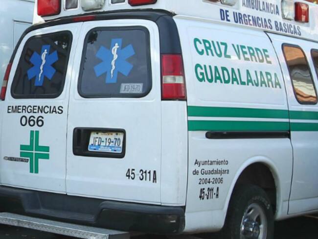 Chocan dos autos y atropellan a 4 personas