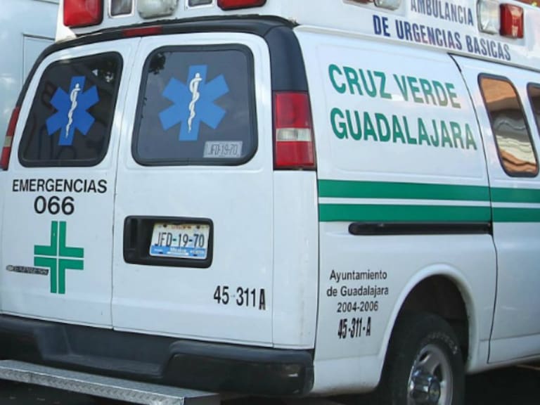 Chocan dos autos y atropellan a 4 personas
