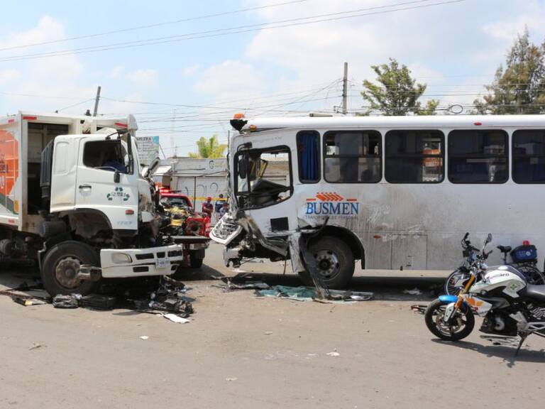 Conductor de camión recolector muere tras choque en Tlajomulco