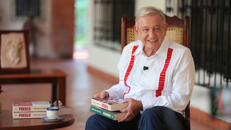 AMLO reaparece con su libro “Pueblo” y defiende legado de la 4T