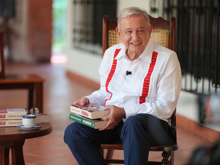 AMLO reaparece con su libro “Pueblo” y defiende legado de la 4T