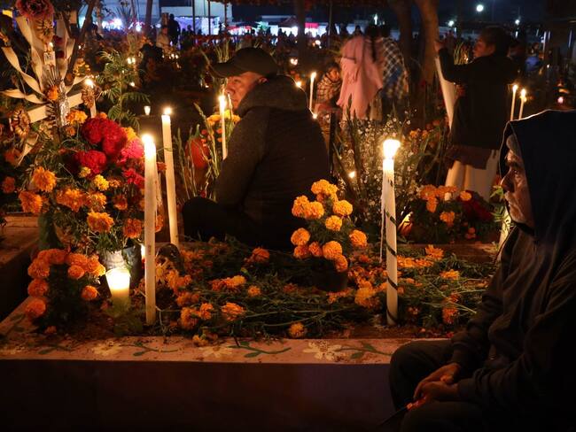 Más de 9 mil policías vigilan panteones y mercados públicos por Día de Muertos