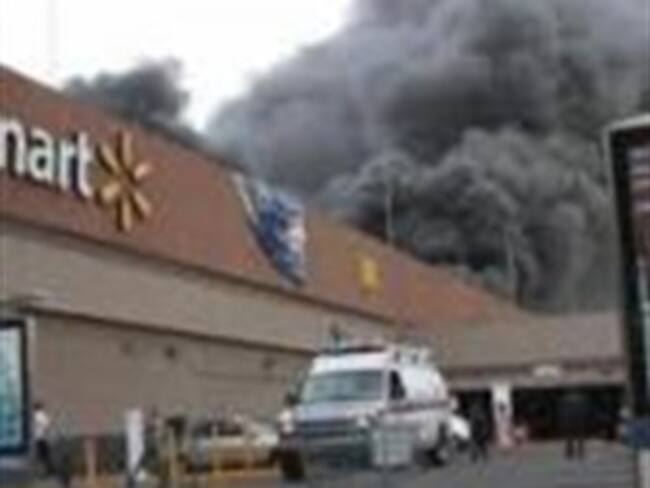 Corto circuito causa incendio en tienda de autoservicio en Buenavista