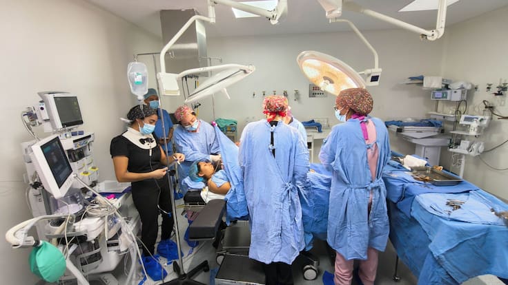 IMSS logra que niña de 4 años escuche por primera vez con implante en el oído