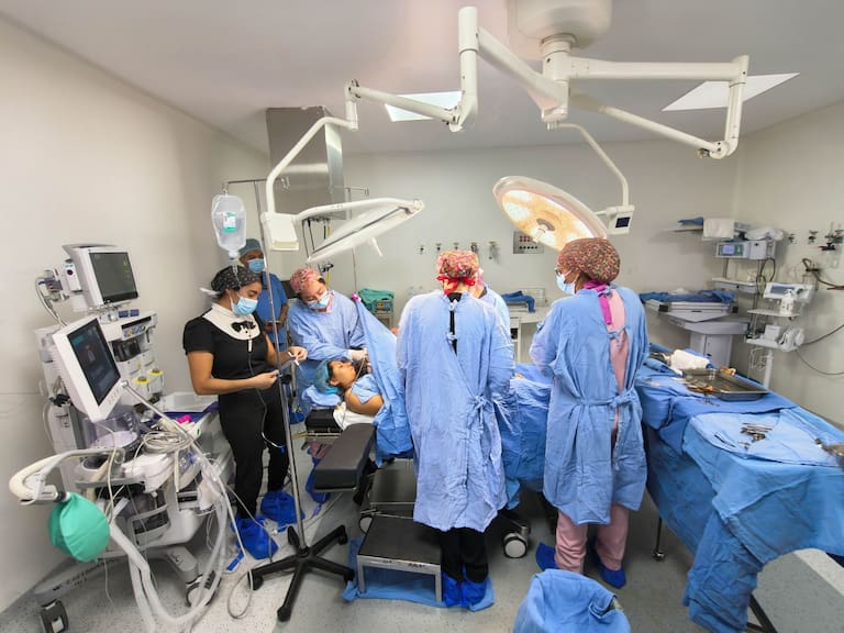 IMSS logra que menor escuche gracias a implante