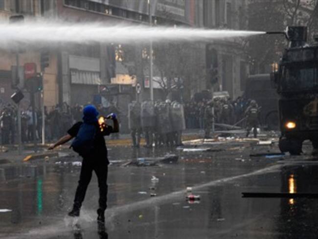 Siguen protestas estudiantiles y enfrentamientos con policía en Chile