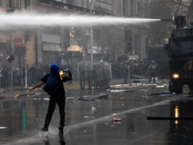 Siguen protestas estudiantiles y enfrentamientos con policía en Chile
