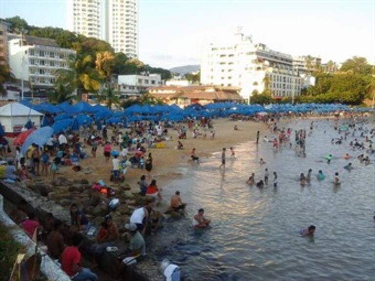 Vigilan mil 700 policías la seguridad de turistas en Acapulco