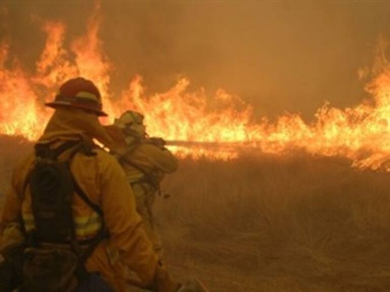 Miles de evacuados ante expansión de incendio en el sur de California