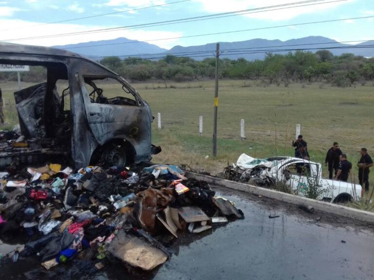 Carambola de camionetas deja tres fallecidos en Zacoalco de Torres