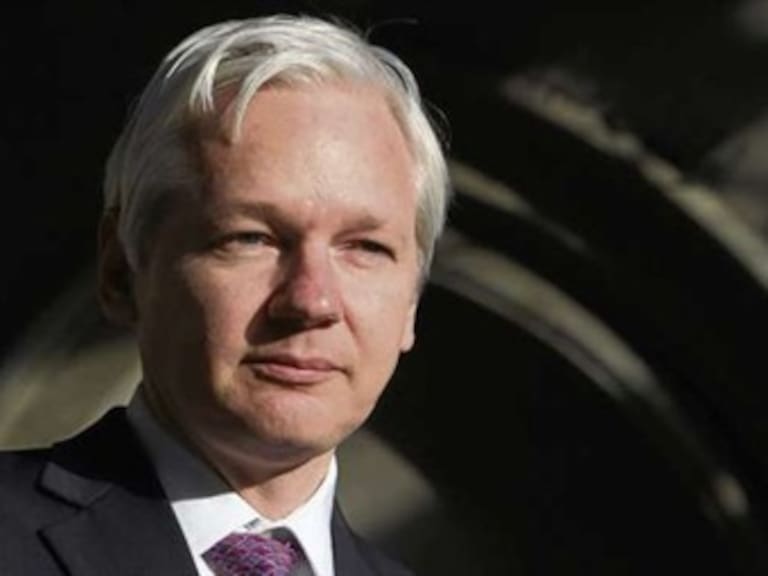 Arremete Assange contra Suecia