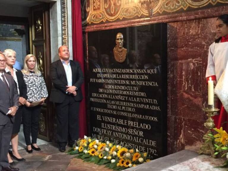 Develan placa por el 225 aniversario de Fray Antonio Alcalde