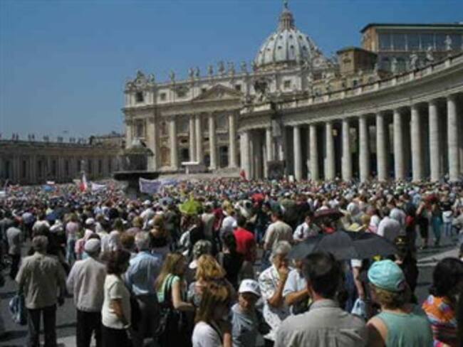 Abarrotan miles de personas El Vaticano por última audiencia del Papa