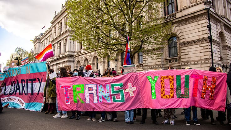 Reino Unido reaviva debate LGBT+: La polémica decisión sobre mujeres trans que divide al país