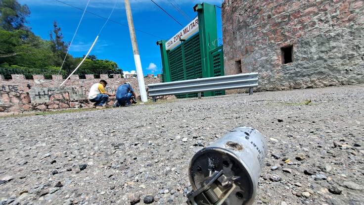 Con explosivos, normalistas protestan en la zona militar; Guardia Nacional responde con gases lacrimógenos