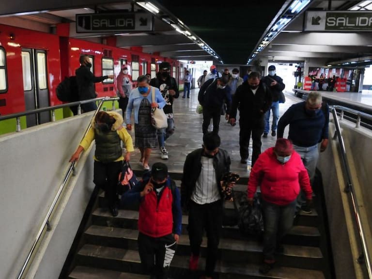 Opera Línea 3 del metro con 15 trenes, por día feriado