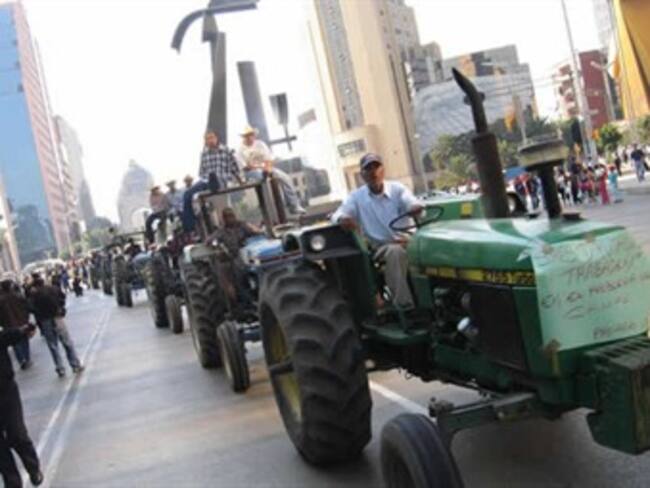 Se concentran campesinos en avenida Insurgentes Norte