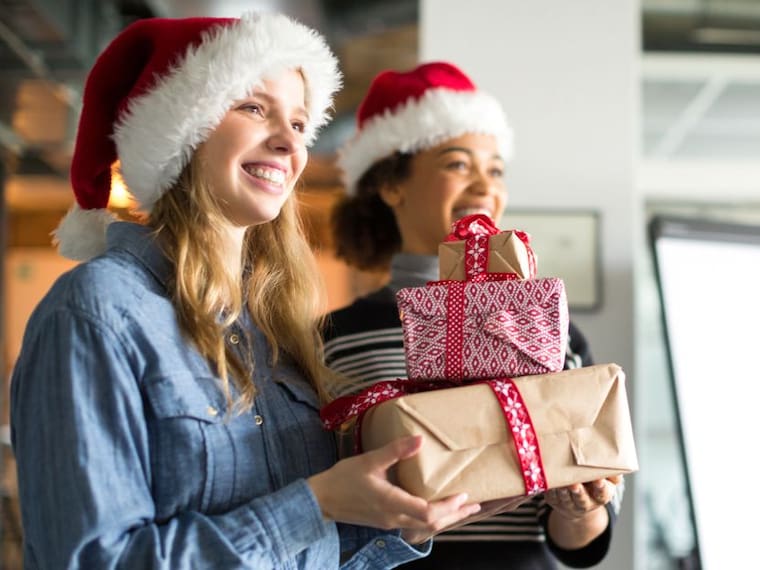 ¿Por qué aceptar un regalo navideño te puede costar el trabajo?