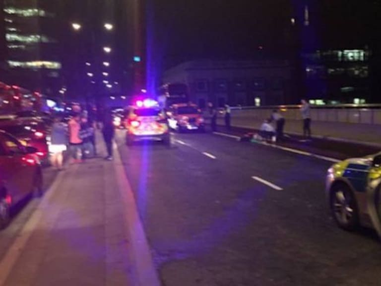 Furgoneta atropella a varios peatones en un céntrico puente de Londres, según la BBC