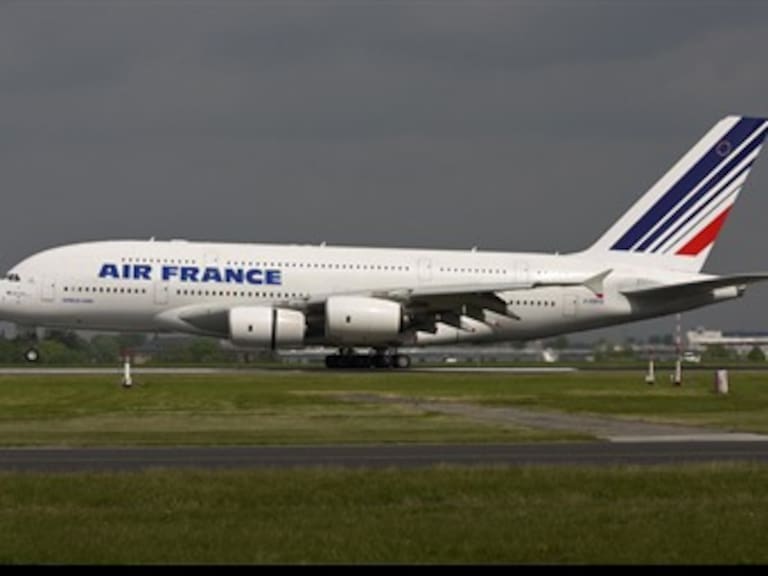 Brasil continúa búsqueda nocturna de avión desaparecido, todavía sin rastros