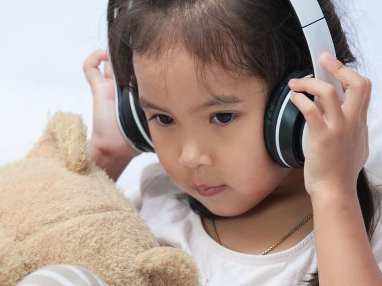 BBmundo:.¿Cómo afecta el uso de audífonos en los niños?&#039;