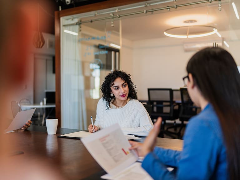 En México solo el 14% de las mujeres ocupan una silla en consejos de administración de las empresas, por lo que Grupo BMV promueve la guía para acotar la brecha de género, detalló Nallely Barajas