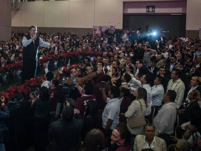Ebrard toma protesta a simpatizantes de 300 distritos para encuesta