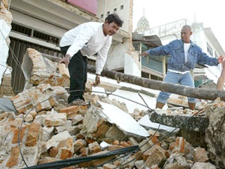 Van 15 muertos tras sismo en Indonesia