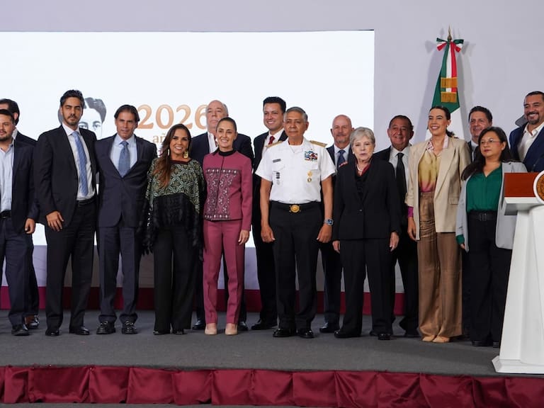 El Gobierno Federal anunció este jueves una estrategia integral con una inversión de dos mil millones de pesos destinada a contener, recolectar y dar destino final al sargazo en las costas del Caribe mexicano.