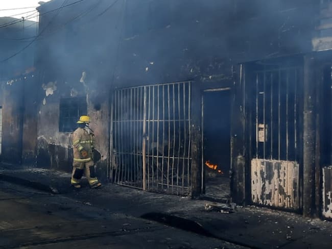Pipa choca con tren en Aguascalientes y explota; se incendian casas | VIDEO