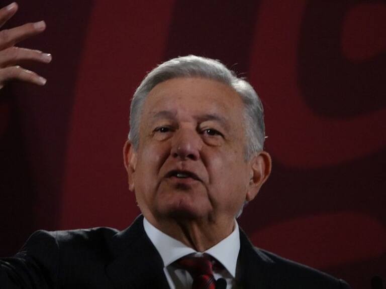 Cuidado pide AMLO a Morenistas que se vayan con la oposición