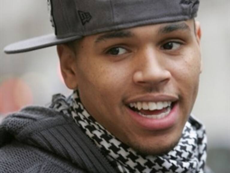 Postergan sentencia a Chris Brown por agredir a su novia