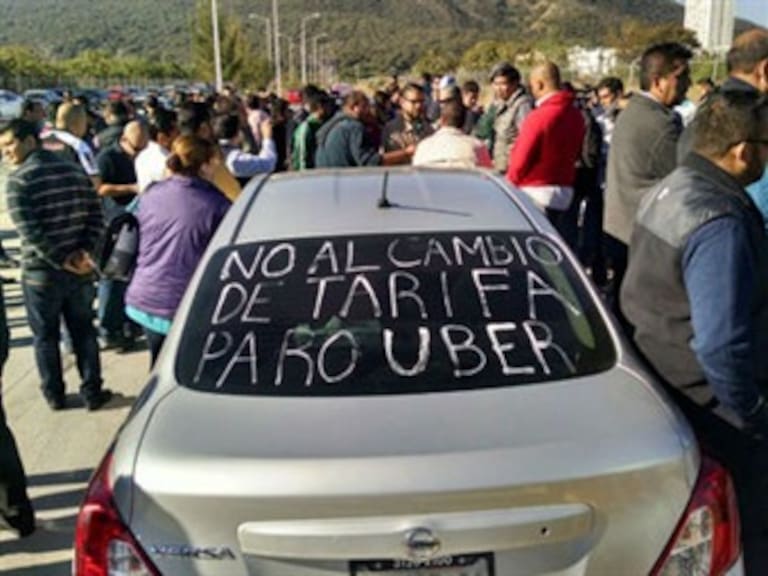 &#8203;Se manifiestan choferes de Uber en contra de reducción de tarifas