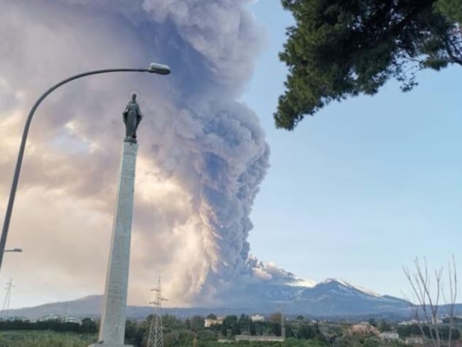 [VIDEO] Otro volcán en erupción: ahora Etna en Italia despierta
