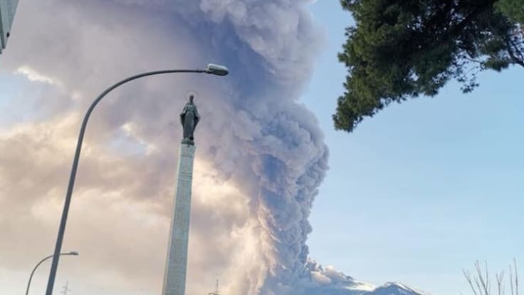 [VIDEO] Otro volcán en erupción: ahora Etna en Italia despierta