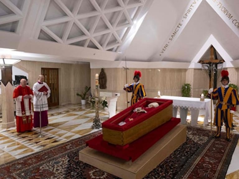 Los restos del Papa Francisco fueron expuestos en la capilla de Casa Santa Marta