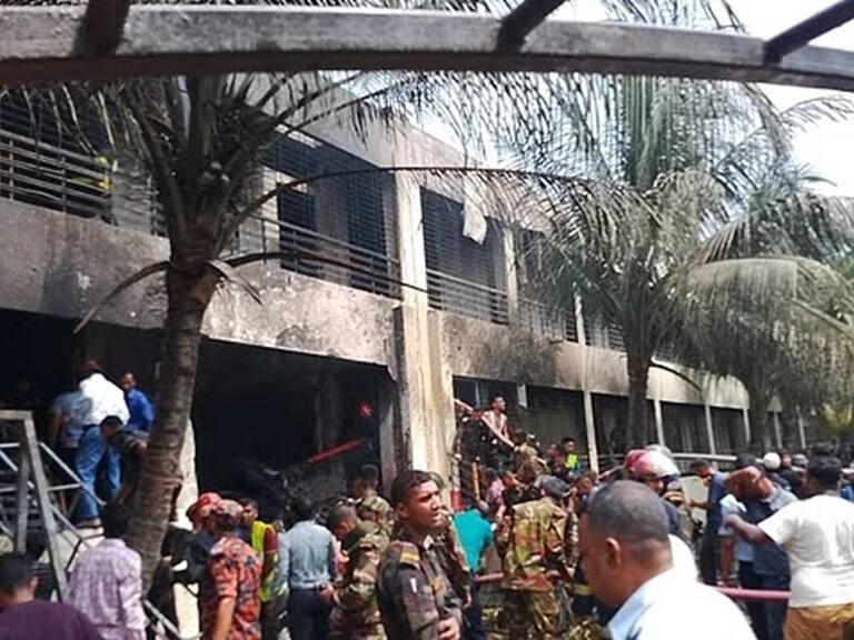 Unidades de rescate y fuerzas armadas colaboran en el rescate de heridos en la zona de desastre.