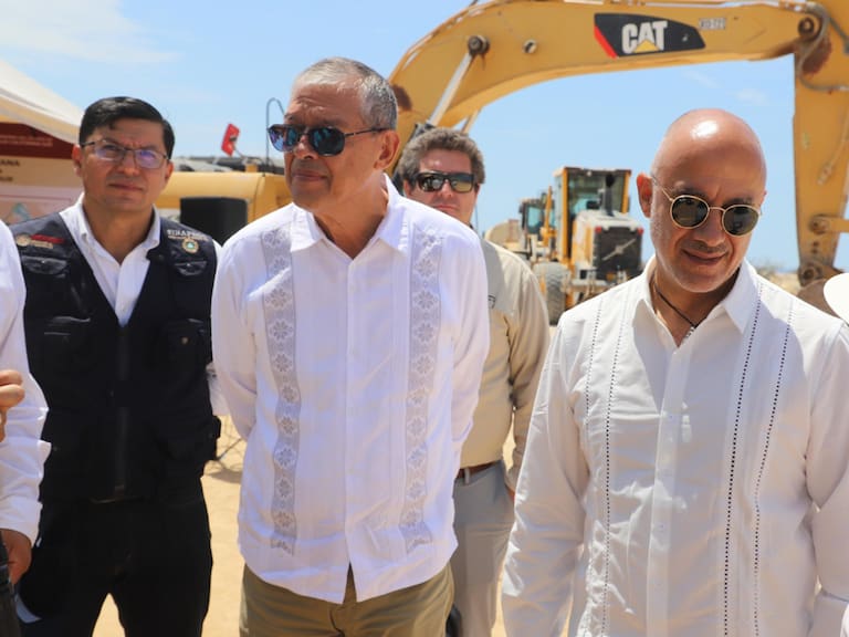 MX- El titular de la SICT, Jesús Antonio Esteva Medina y el gobernador, Víctor Castro Cosío, dieron el banderazo para el arranque de los trabajos