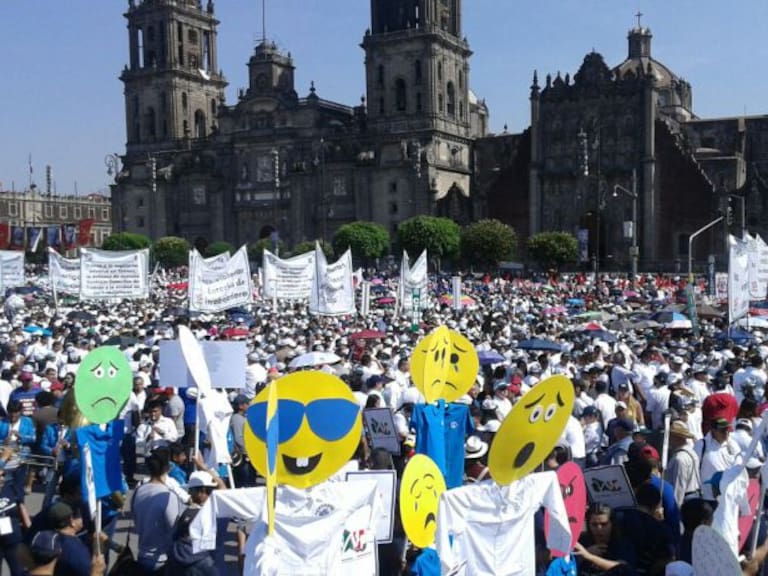 Sindicatos exigen mejores condiciones laborales en el Zócalo