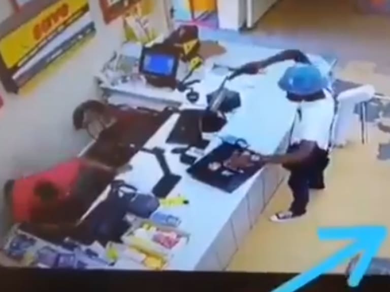 Cliente le roba a ladrón mientras este asaltaba un supermercado
