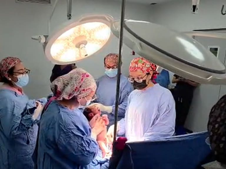 La primera bebé de este nació por cesárea y registrando un peso de 2.8 kilogramos y una longitud de 50 centímetros.