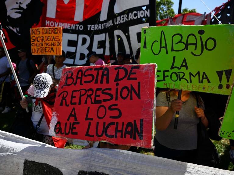 Hace solo unos días trabajadores argentinos protestaban contra el megadecreto de Milei, hoy celebran su inconstitucionalidad