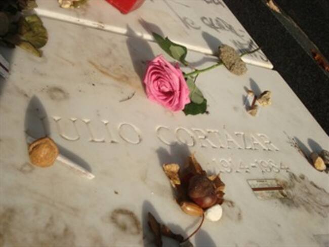 Descansa Cortázar en París